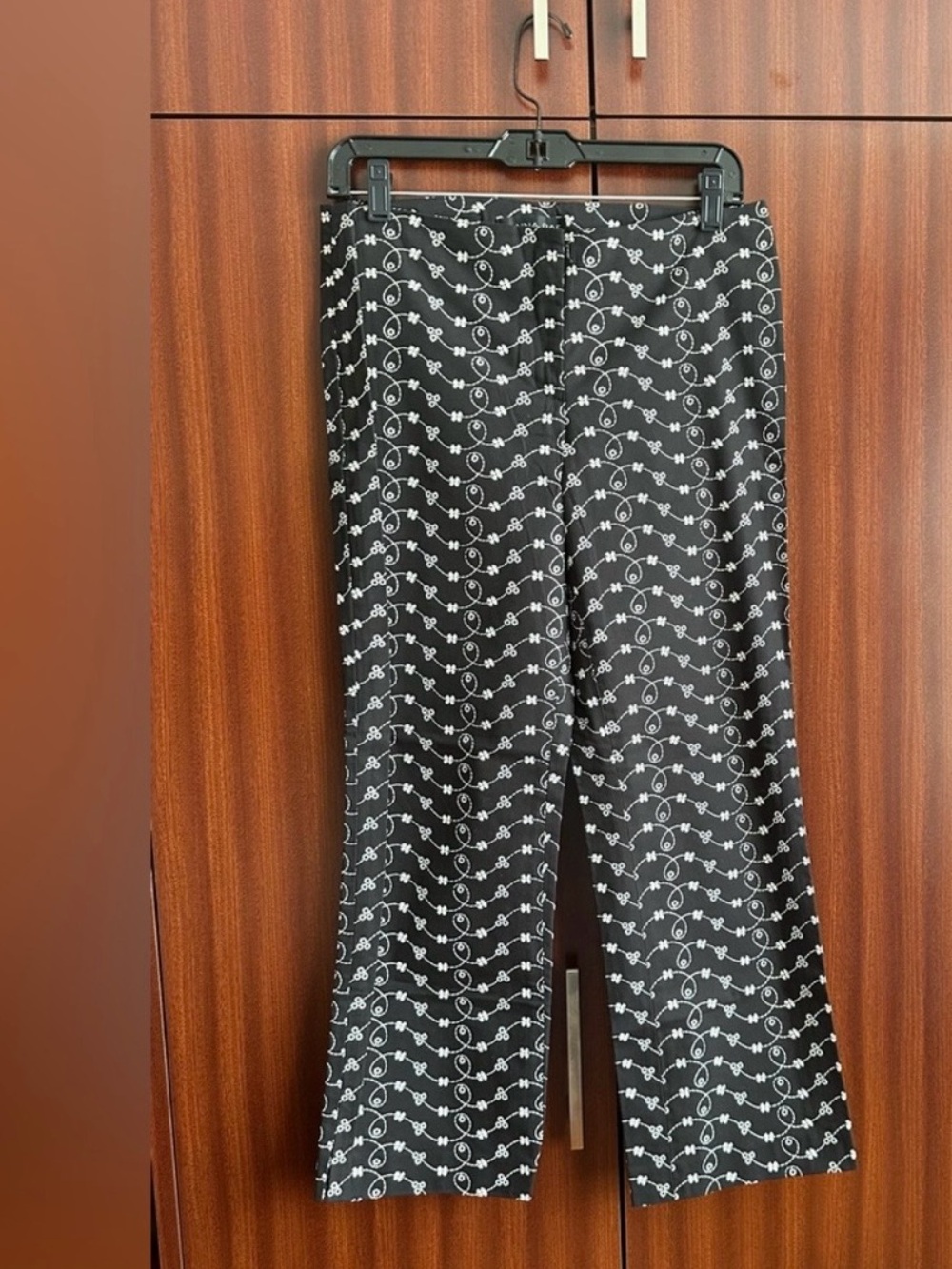 NWOT DONNA RAE New York black pants with white embroided Size 8. 97% Cotton USA